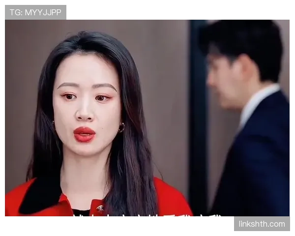 李梦场上拼到冒汗，场下脱外套秒变度假贵妇——这反差我懵了