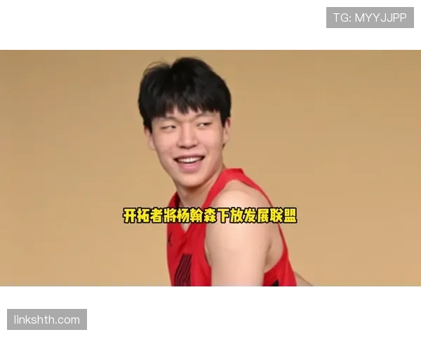 杨瀚森今天机场照也太日常了，手上的咖啡看着比我一个月工资还贵